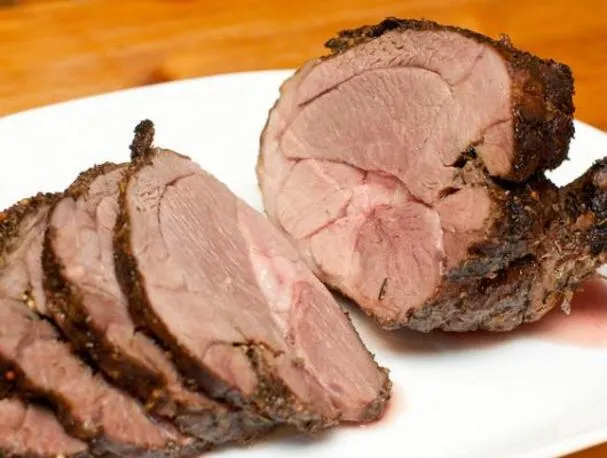 Snadný pečený jehněčí kýta s česnekem, rozmarýnem a petrželkou