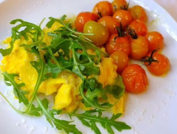 VÁJEČNÁ MÍCHANICE S RUKOLOU A RAJČATY