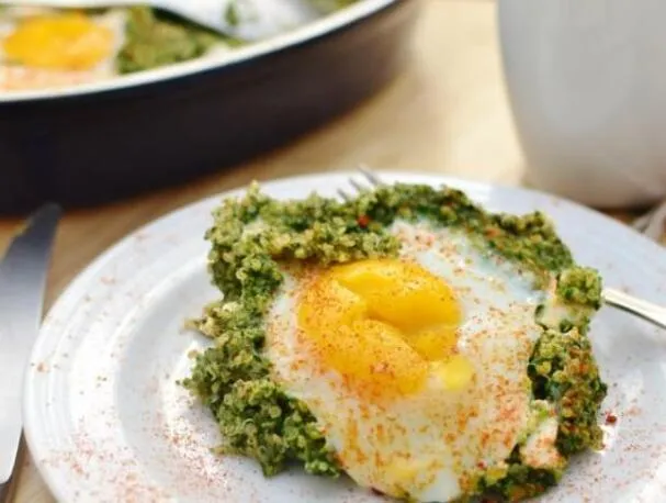 Špenátovo-quinoová snídaně s vejci