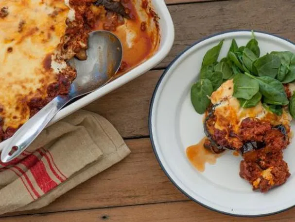 Moussaka z lilku a jehněčího masa s krémovou bešamelovou omáčkou z kozího sýra