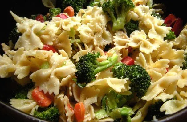 Farfalle s brokolicí, mrkví a rajčaty