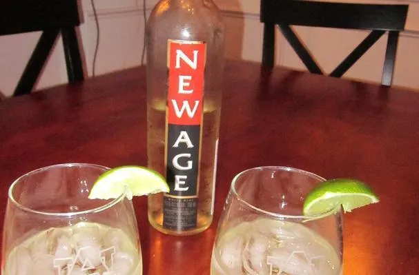 Šumivé bílé víno s ledem