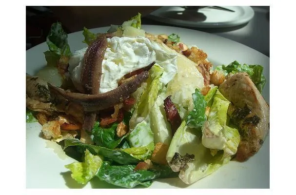 Česnekový kuřecí Caesarův salát