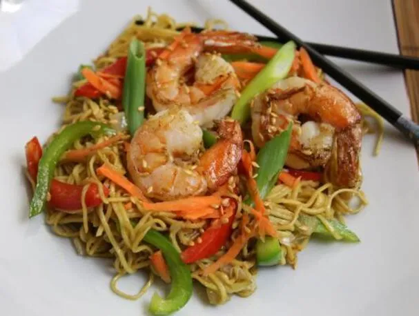 Japonské smažené nudle s krevetami