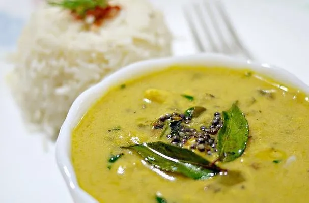 Kadhi Chawal (jogurtový kari s rýží)