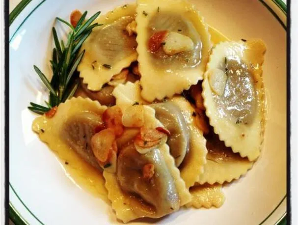 Bezmasé pondělí :: Divoké houbové agnolotti v omáčce z másla, česneku a rozmarýnu