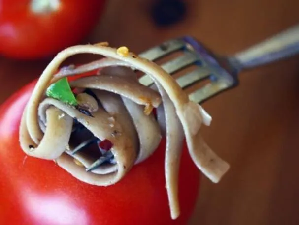 Těstoviny s omáčkou z ančoviček a vlašských ořechů