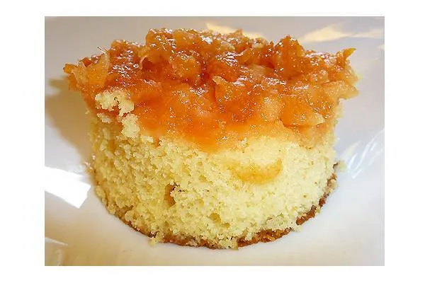 Ananasový-broskvový obrácený koláč