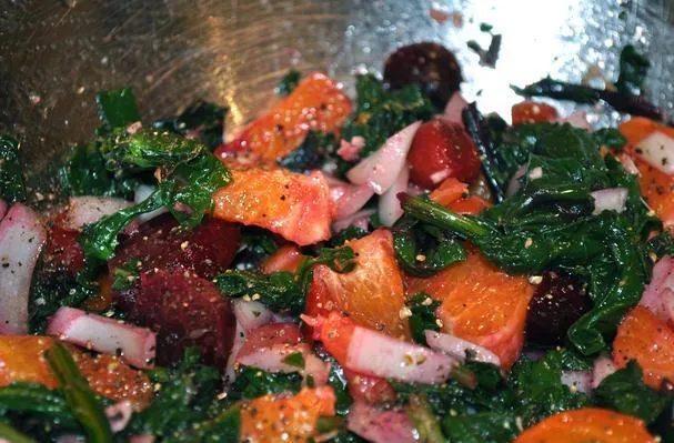 Pečený řepový salát s pomerančovými klínky