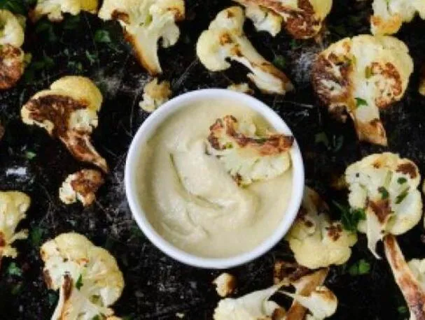 Pečený květák s tahini omáčkou