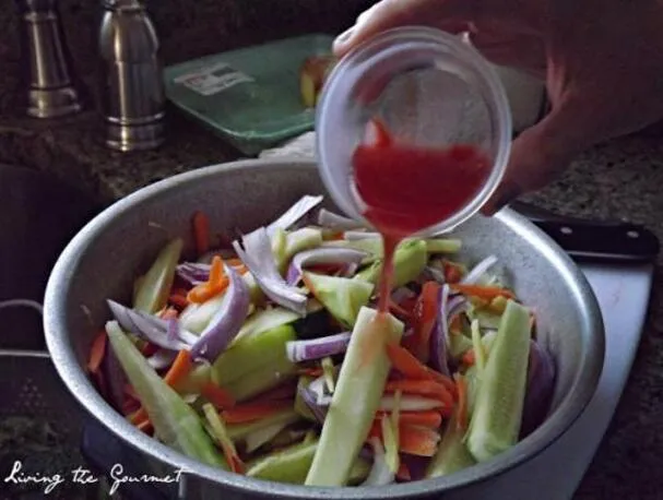 Kuřecí prsa se zázvorem a citrónem a okurkový salát