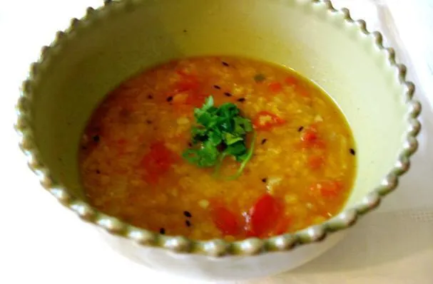 Pikantní polévka z červené čočky s kouzelným lektvarem