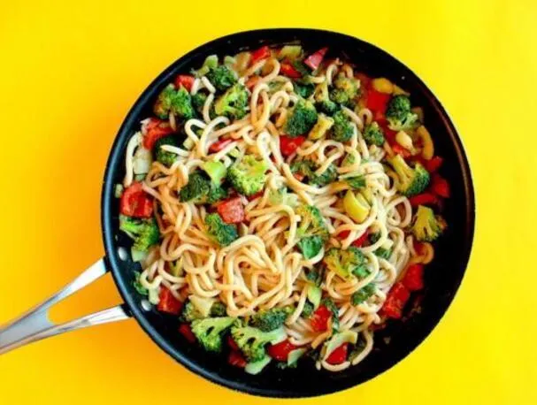 Udonové nudle s pikantní arašídovou omáčkou