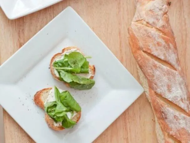 Šlehaná feta a rukolové crostini