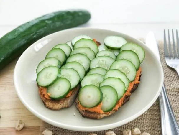 Celzrnný chléb s humusem a okurkou