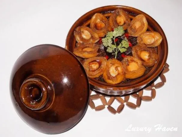 Dušené vepřové břicho s abalonem v hliněném hrnci