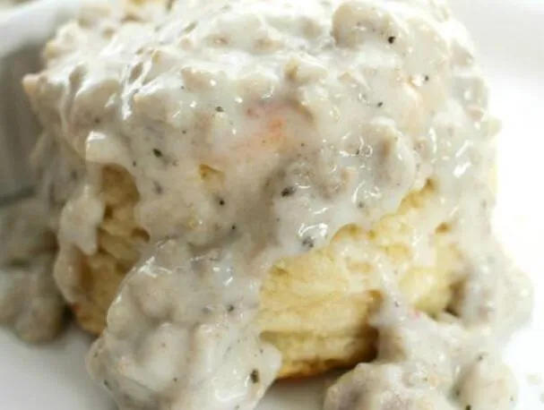 Buttermilk Biscuits a domácí klobásová omáčka