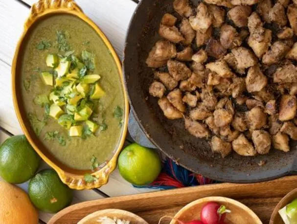 Trhané vepřové tacos s rajčatovou omáčkou a avokádem