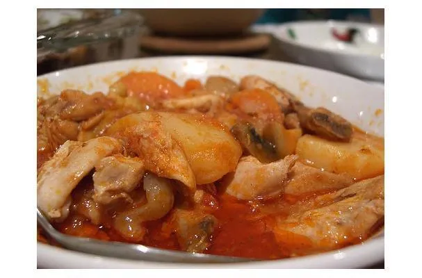 Kuřecí guláš s arašídy