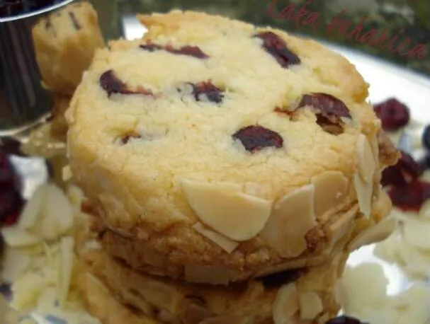 Mandlové a brusinkové linecké cukroví